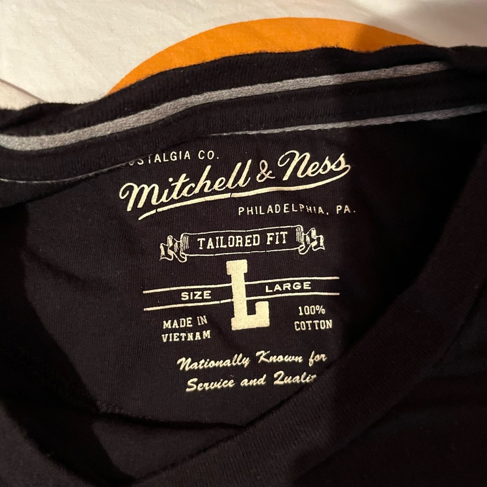 Mitchell & Ness Raptors Shirt - Picture 2 of 3